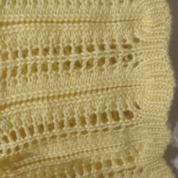 A yellow, knitted crop top - Picture 6 of 6